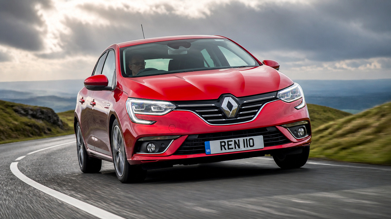 Carro Renault vermelho em estrada curva com céu nublado e paisagem de colinas ao fundo.
